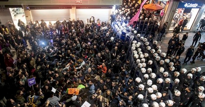 Türkiye’de kadınlar şiddeti protesto için sokağa çıktı