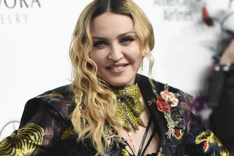 Instagram, Madonna'nın fotoğraflarını kaldırdı: "Meme ucu görünüyor"