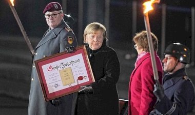 Merkel geleneksel askeri törenle uğurlandı