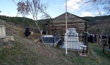 Herkesin göç ettiği köyde tek başına yaşayan baba, şehit oğlunun yanına gömüldü