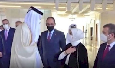 Katar Emiri Şeyh Temim bin Hamed Al Sani'nin eli havada kaldı