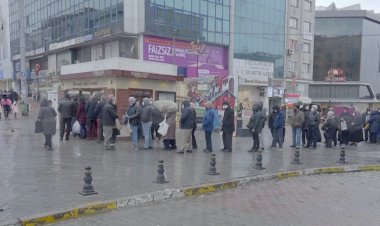 İstanbul'da Ekmek Kuyruğu Manzaraları