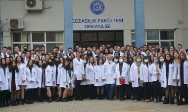 Egeli genç eczacıların önlük giyme heyecanı