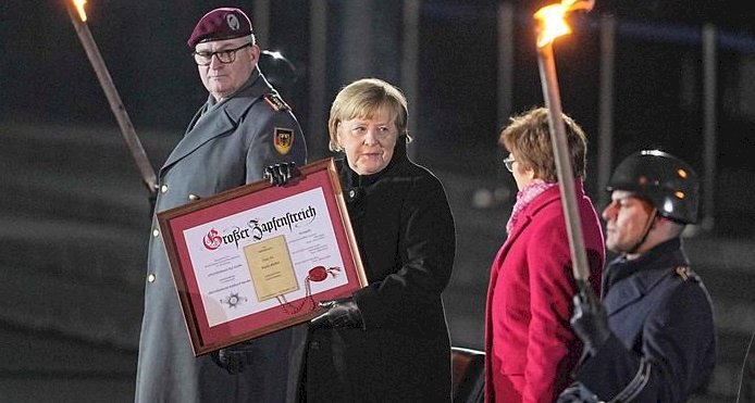 Merkel geleneksel askeri törenle uğurlandı