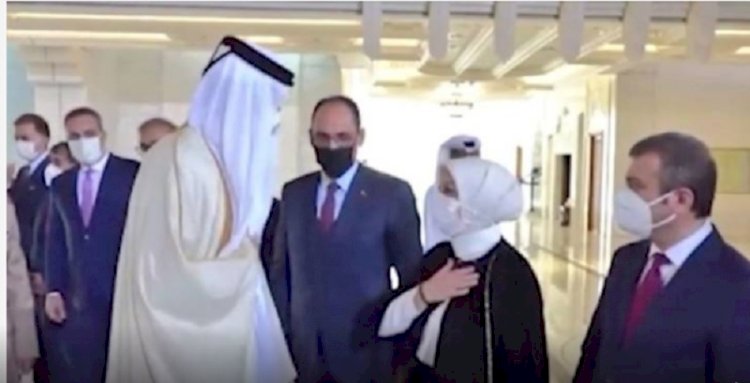 Katar Emiri Şeyh Temim bin Hamed Al Sani'nin eli havada kaldı
