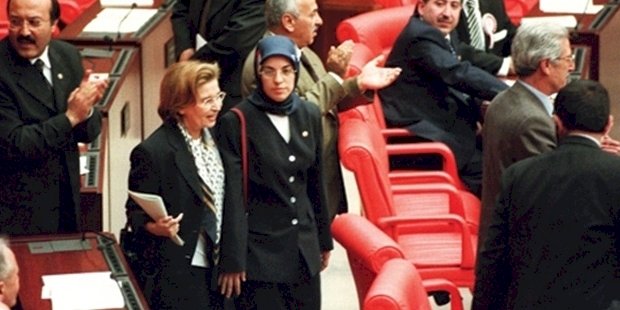 Ertuğrul Özkök: Biz laiklerin sessiz kaldığı o gece, Merve Kavakçı'ya tek sahip çıkan Nazlı Ilıcak'tı