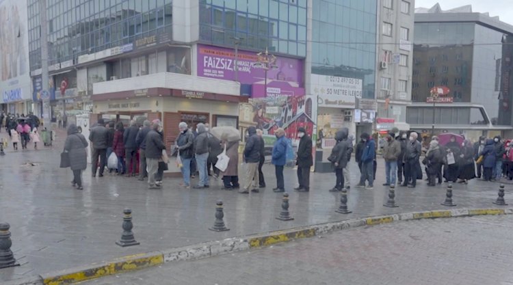 İstanbul'da Ekmek Kuyruğu Manzaraları
