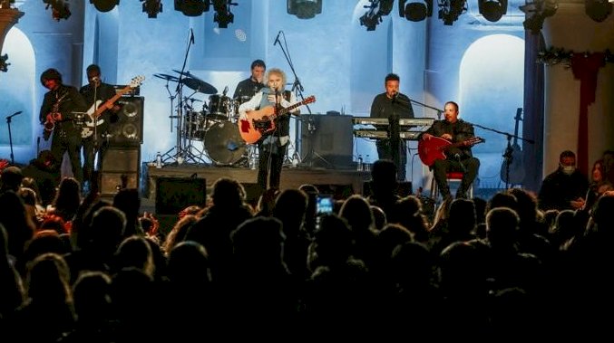 Çeşme’de yeni yıl coşkusu Yeni Türkü ile zirveye çıktı
