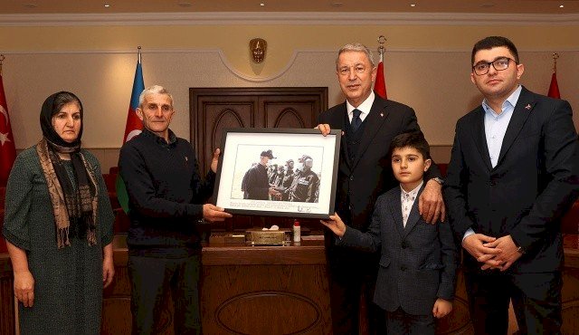 Bakan Akar, Azerbaycanlı şehit subayın ailesi ile buluştu