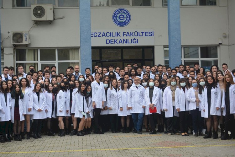 Egeli genç eczacıların önlük giyme heyecanı