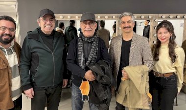 USTA OYUNCU ŞENER ŞEN “AMADEUS” OYUNCULARINI KULİSTE TEBRİK ETTİ.
