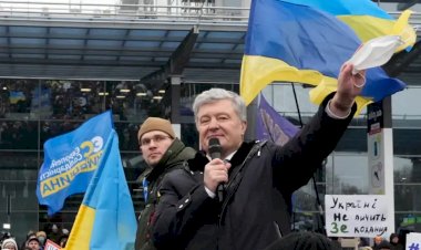 Vatana İhanetle Suçlanan Poroşenko Ukrayna’ya Döndü