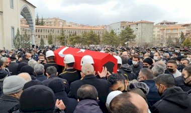 Bu acıya yürek dayanmaz! Şehit ağabeyinin tabutuna son dokunuş