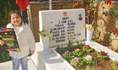 5 yaşındaki Elif, ilk karnesini şehit babasına götürdü
