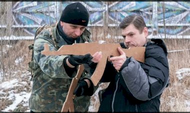 Ukrayna’da siviller savaşa hazırlanıyor: Tahta silahlarla askeri eğitim