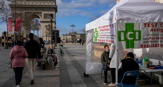 Fransa'da aşısızlara dışarıda yeme-içme yasağı geliyor