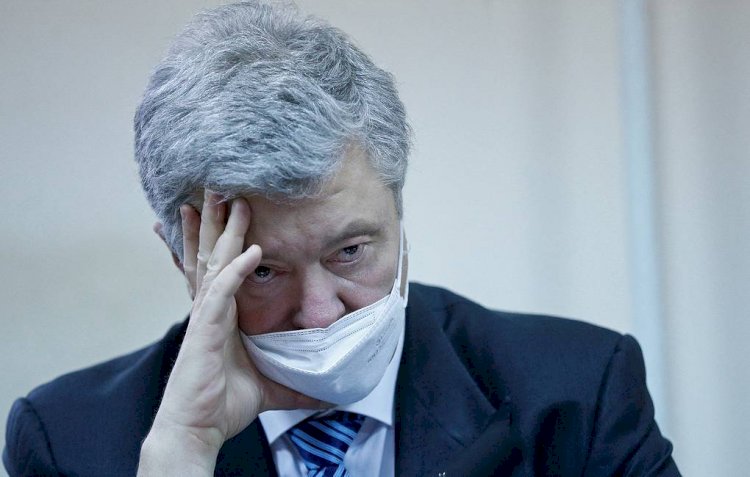 Poroşenko, kendisi için önleyici tedbir seçimiyle ilgili bir mahkeme oturumunda uyuyakaldı.