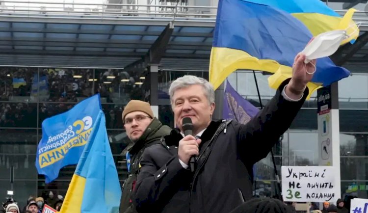 Vatana İhanetle Suçlanan Poroşenko Ukrayna’ya Döndü