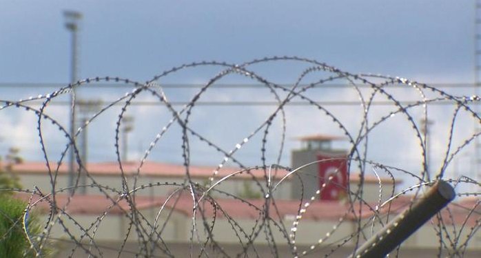 Evlerinden uzaktaki cezaevlerinde kalanlar aileleriyle görüşemiyor