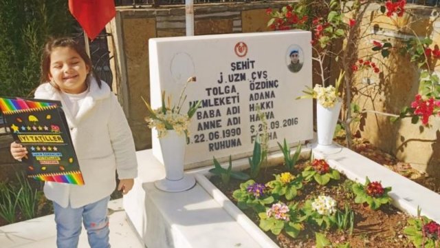 5 yaşındaki Elif, ilk karnesini şehit babasına götürdü
