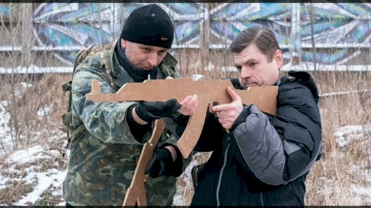 Ukrayna’da siviller savaşa hazırlanıyor: Tahta silahlarla askeri eğitim