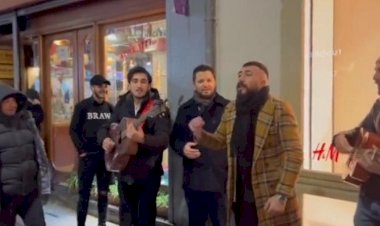 AK Partili vekil İstiklal Caddesi'nde gençlerle Kürtçe şarkı söyledi