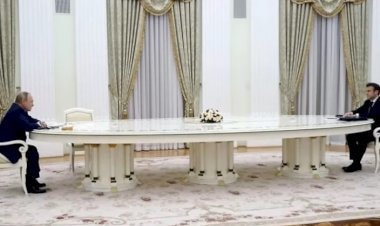 Macron ve Putin toplantısına masa damga vurdu: "İki dünyanın boşanmasını temsil ediyor"