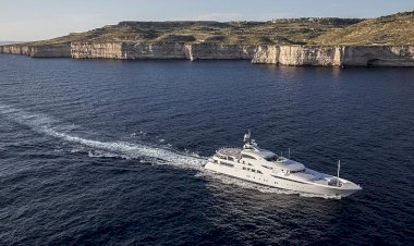 Putin’in lüks yatı Alman sularını terk etti
