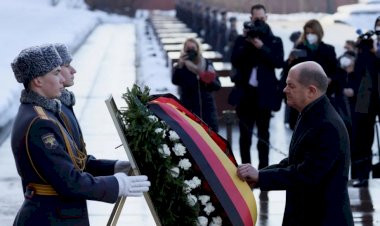 Almanya Başbakanı Moskova'da Putin'le Görüşüyor