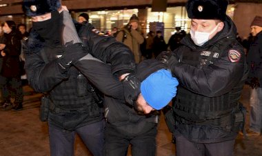 Rusya'nın Ukrayna'yı işgaline karşı olan protestocular Moskova'da gözaltına alındı
