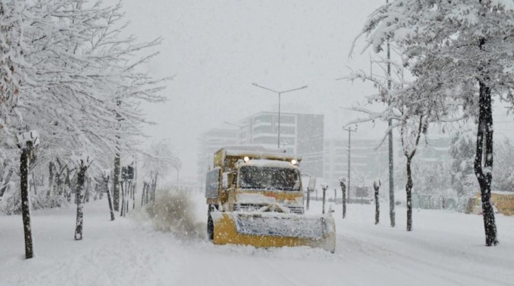 Isparta'da Elektrik Kesintisi Hayatı Felç Etti