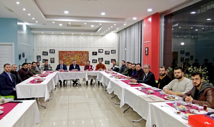 MÜSİAD İzmir Başkanı Bilal Saygılı, hasbihal toplantısında gençlerle bir araya geldi.