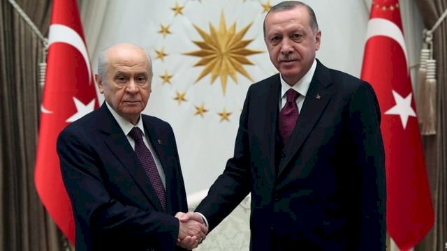 Son seçim anketinde ortaya çıktı. İki parti birbirinin oylarını eritti
