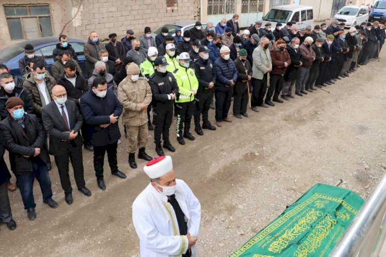 Şehit  babasının cenazesini oğlu kıldırdı!