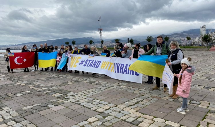 İzmirli Ukraynalılardan 'Savaşı durdurun' eylemi