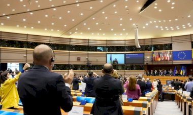 Avrupa Zelenski’yi Ayakta Alkışladı
