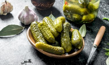 Salatalarınıza tuz yerine turşu serpiştirin!