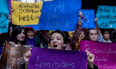 İstanbul'da Feminist Gece Yürüyüşü'ne polis engeli