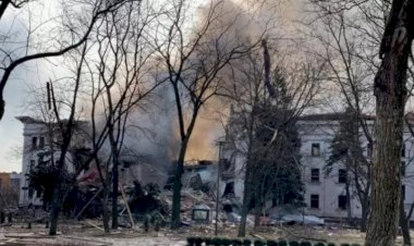 Rusya, Ukrayna'da sivillerin sığınak olarak kullandığı tiyatroyu bombaladı