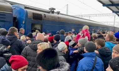 Ukrayna'da bir ay: 'Havaya uçan evler, metrolarda geceleyen aileler, tedavileri aksayan çocuklar'