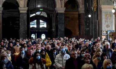 Rusya'nın saldırısının ardından Lviv'de halk kiliselere akın etti