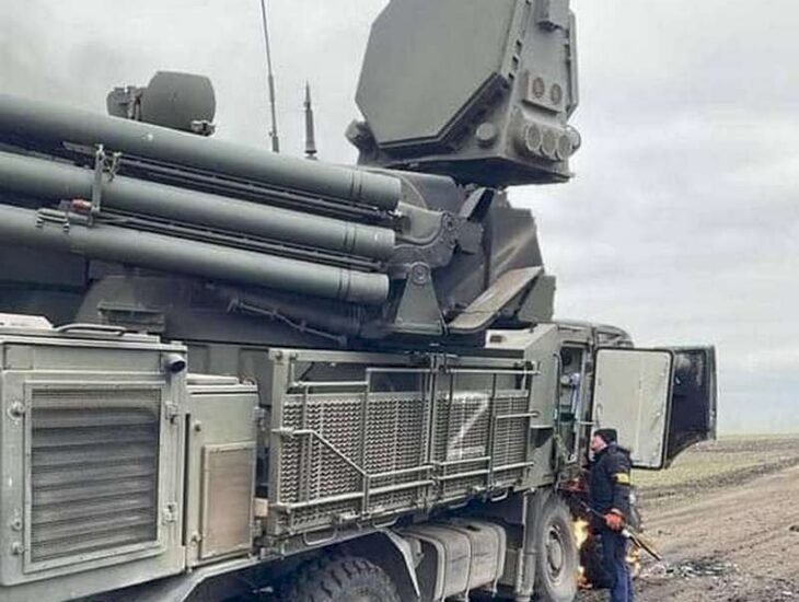 Ukrayna'da mahalle sakinleri işgalcilerin elinden alıp 15 milyon dolar değerindeki Pantsir-S'i yaktı