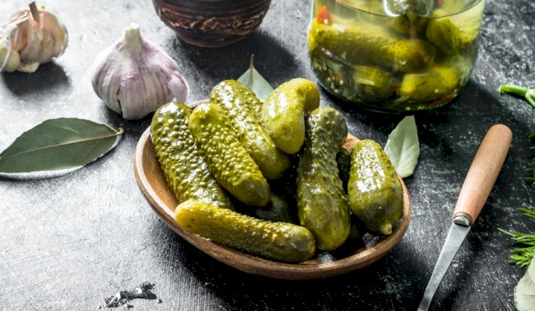 Salatalarınıza tuz yerine turşu serpiştirin!