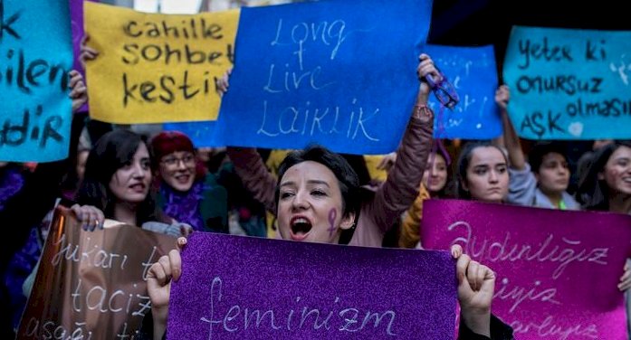 İstanbul'da Feminist Gece Yürüyüşü'ne polis engeli