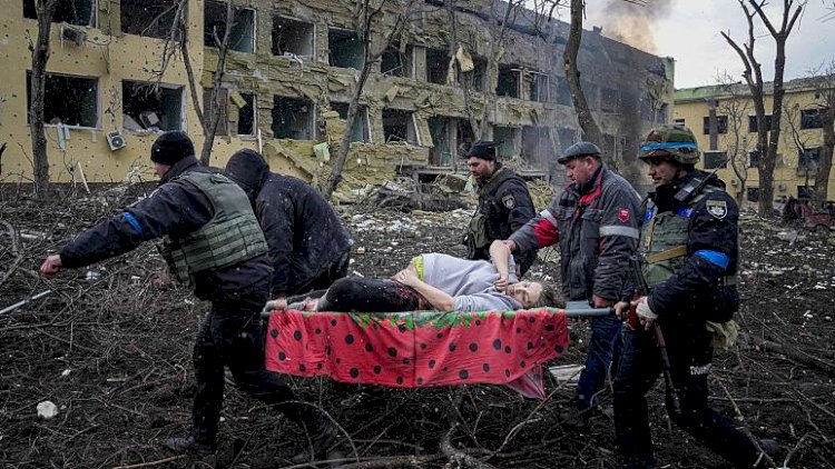 Rusya'nın Ukrayna'da bombaladığı doğum hastanesindeki hamile kadın ve bebeği yaşamını yitirdi