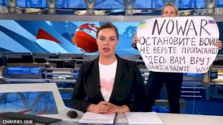 Marina Ovsyannikova: Rusya televizyonunda Ukrayna'nın işgalini protesto etmesi sonrası mahkemeye çıkarılan editör