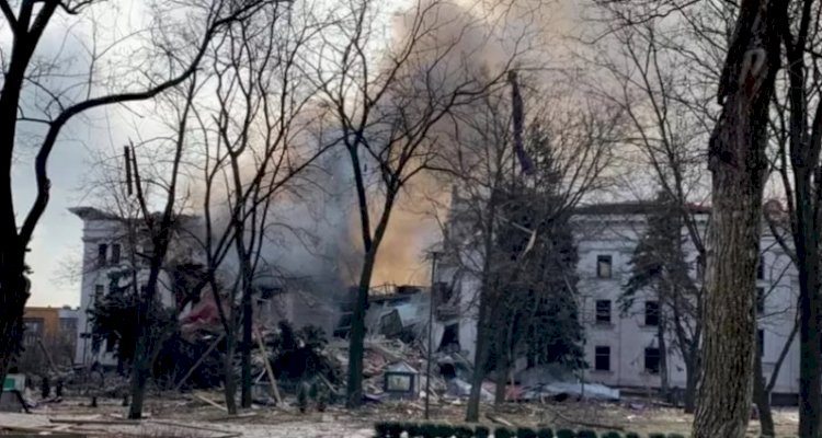 Rusya, Ukrayna'da sivillerin sığınak olarak kullandığı tiyatroyu bombaladı