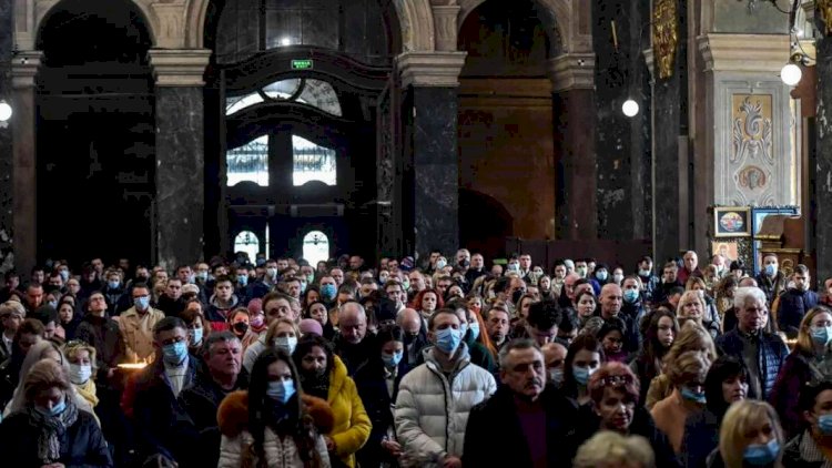 Rusya'nın saldırısının ardından Lviv'de halk kiliselere akın etti