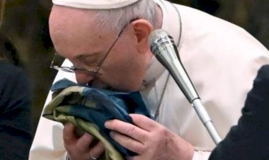 Papa Francesco Ukrayna bayrağını öptü, Buça katliamını kınadı