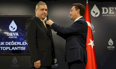 AKP'li eski vekil DEVA Partisi'ne katıldı. Rozetini parti lideri Ali Babacan taktı